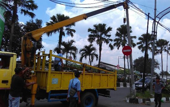 Pekerja memperbaiki tiang telekomunikasi di persimpangan Jl. Slamet Riyadi dan Jl. Transito depan Robinson Saripetojo Purwosari, Kamis (29/12/2016) siang. (JIBI/Solopos/Istimewa)