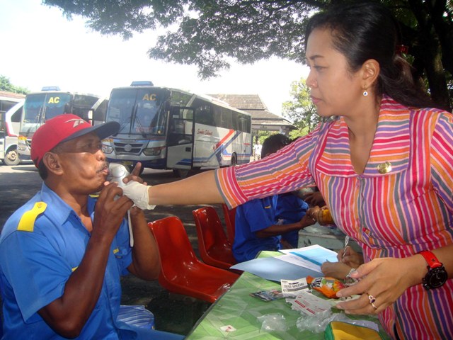 Seorang awak bus meniup alat detektor alkohol yang disodorkan tim DKK Sragen dalam operasi gabungan antisipasi liburan Natal dan Tahun Baru di Terminal Pilangsari, Sragen, Selasa (20/12/2016). (Tri Rahayu/JIBI/Solopos)