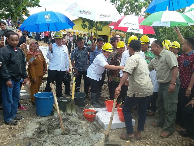 Menteri Ketenagakerjaan RI, M. Hanif Dakiri, meletakkan batu pertama pembangunan perumahan Puri Kelapa Gading II yang merupakan perumahan khusus bagi TKI di Desa Karangrejo, Kecamatan Wungu, Kabupaten Madiun, Selasa (20/12/2016). (Abdul Jalil/JIBI/Madiunpos)