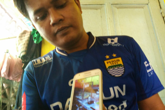 Casman saat menunjukkan foto warung burjo miliknya yang berantakan usai diserang oleh lima oknum tidak dikenal, Senin (19/12/2016) dinihari. (Yudho Priambodo/JIBI/Harian Jogja)