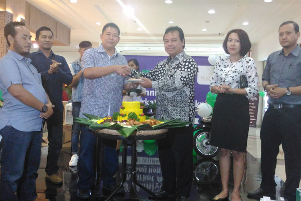 General Manager Plaza Ambarrukmo Surya Ananta (kanan) memberikan potongan tumpeng kepada Penasihat Paguyuban Phone Market Ambarrukmo Tanuwijaya (kiri) dalam perayaan ulang tahun ke-9 Phone Market Ambarrukmo di Lower Ground Plaza Ambarrukmo, Sleman, Selasa (27/12/2016). (Harian Jogja/Kusnul Isti Qomah)
