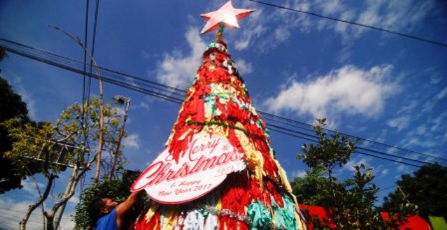 Warga membuat pohon Natal dengan menggunakan bahan kain limbah pabrik garmen di Ungaran, Kabupaten Semarang, Jawa Tengah (Jateng), Selasa (20/12/2016). (JIBI/Solopos/Antara/Aditya Pradana Putra)