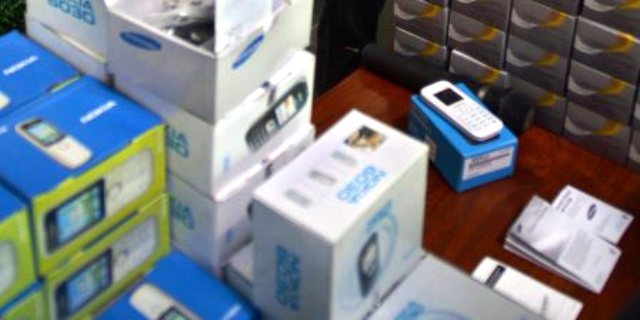 Pesawat telepon seluler yang diyakini aparat Polda jateng sebagai peranti rekondisi ditunjukkan di Semarang, Jumat (23/12/2016). (JIBI/Solopos/Antara/R. Rekotomo)