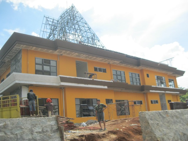 Pekerja beraktivitas di lokasi proyek pembangunan Kantor Dinas Pendidikan (Disdik) Wonogiri di Bulusulur, Kecamatan Wonogiri, Jumat (16/12/2016). (Rudi Hartono/JIBI/Solopos)