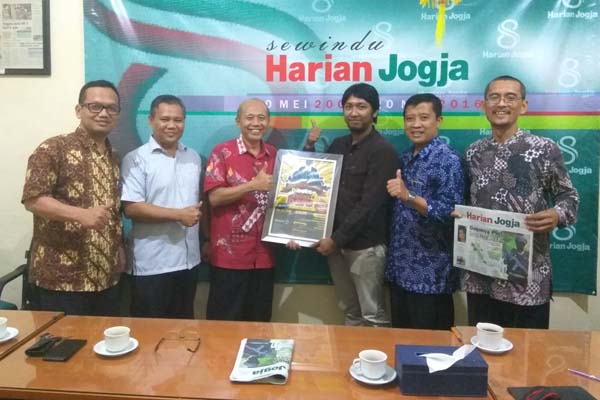 Delegasi Majelis Ekonomi dan Kewirausahaan Pimpinan Wilayah Muhammadiyah (MEK PWM) DIY menyerahkan kenang-kenangan saat berkunjung ke Griya Harian Jogja, Kamis (22/12/2016). (Gilang Jiwana/JIBI/Harian Jogja)