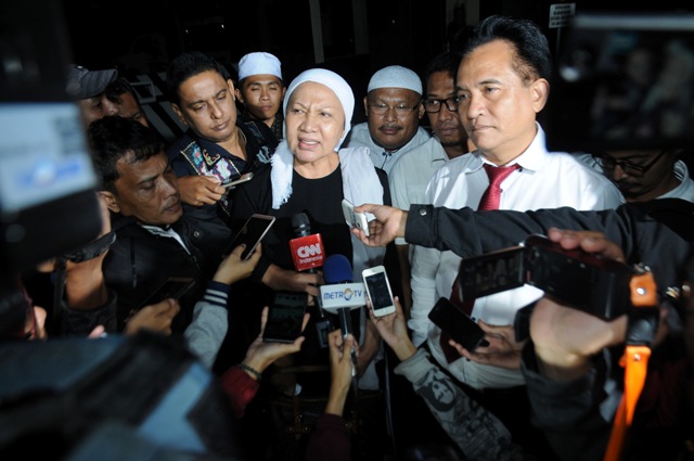 Ratna Sarumpaet (tengah) didampingi Yusril Ihza Mahendra (kanan) memberi keterangan pada wartawan seusai menjalani pemeriksaan terkait kasus dugaan makar di Mako Brimob Kelapa Dua, Depok, Jawa Barat, Sabtu (3/12/2016) dinihari. (JIBI/Solopos/Antara/Indrianto Eko Suwarso)