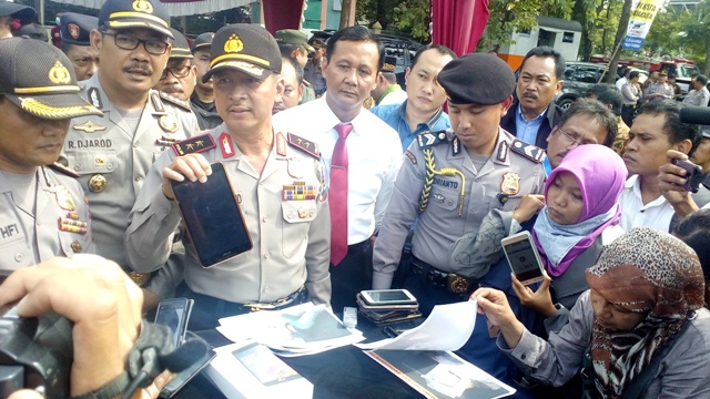 Kapolda Jateng, Irjen Pol. Condro Kirono (tengah) menunjukkan barang bukti Fonepad Asus hasil pencurian saat kejadian sweeping di Social Kitchen, Kamis (22/12/2016). (Muhammad Ismail/JIBI/Solopos)