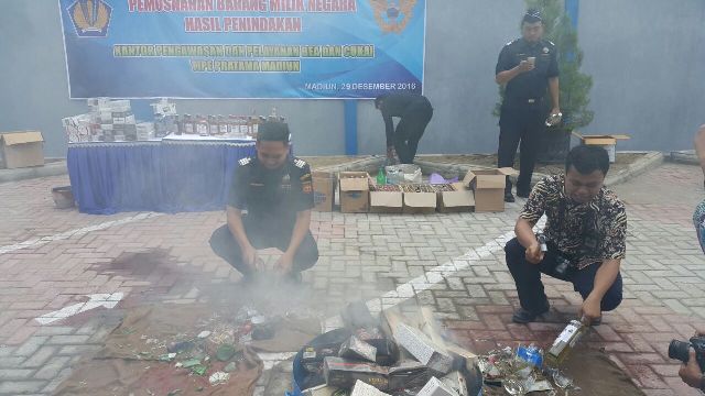 Petugas Kantor Pengawasan dan Pelayanan Bea dan Cukai Tipe Pratama Madiun memusnahkan 35.830 batang rokok ilegal, Kamis (29/12/2016). (Abdul Jalil/JIBI/Madiunpos.com)