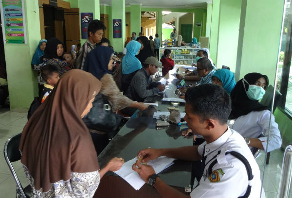 Sejumlah petugas memberikan layanan verifikator internal bagi pasien di Rumah Sakit Umum Daerah (RSUD) Wates, Kulonprogo, Kamis (29/12/2016). (Rima Sekarani I.N./JIBI/Harian Jogja)