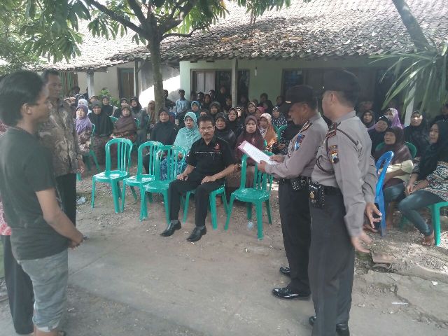 Kapolsek Ngrampal AKBP Budiono membacakan surat pernyataan dari ahli waris yang sudah menerima kematian Andri Budi Antoro, 22, di rumah duka di Dusun Ngarum, RT 004, Desa Ngarum, Ngrampal Sragen, Senin (26/12/2016). (JIBI/Solopos/Istimewa)
