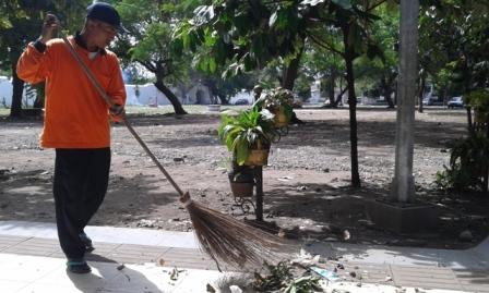 Petugas kebersihan DKP Solo membersihkan sampah bekas kegiatan maleman Sekaten 2016 di halaman Benteng Vastenburg, Rabu (28/12/2016). (Irawan Sapto Adhi/JIBI/Solopos)