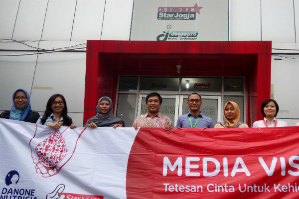 Community & Public relations Manager PT Sarihusada Generasi Mahardika, Endah Prasetioningtias (tiga dari kiri) berfoto saat berkunjung ke Harian Jogja, Selasa (6/12/2016). (Nina Atmasari/JIBI/Harian Jogja)