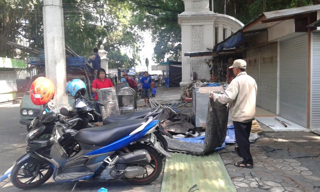 Pedagang Sekaten 2016 membongkar tenda di Jl. Pakubuwono Solo, Senin (19/12/2016) siang. Pedagang di Jl. Pakubuwono dan jalan seputaran Alut Keraton Solo seharusnya meninggalkan tempat sejak Sabtu (17/12/2016) lalu. (Irawan Sapto Adhi/JIBI/Solopos)
