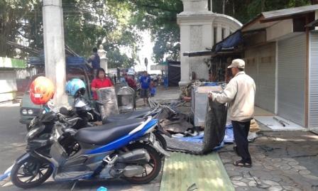 Pedagang Sekaten 2016 membongkar tenda di Jl. Pakubuwono, Senin (19/12/2016) siang. (Irawan Sapto Adhi/JIBI/Solopos)