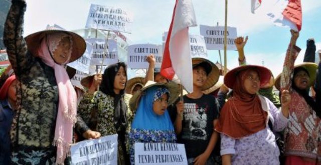 Warga Rembang yang tergabung dalam Jaringan Masyarakat Peduli Pegunungan Kendeng (JM-PPK) menggelar aksi mengawal putusan Mahkamah Agung yang membatalkan SK Gubernur Jateng Tahun 2012 tentang izin lingkungan penambangan oleh pabrik semen, di Semarang, Jateng, Senin (19/12/2016). (JIBI/Solopos/Antara/R. Rekotomo)