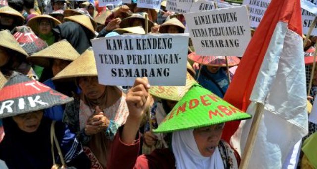 Warga Rembang yang tergabung dalam Jaringan Masyarakat Peduli Pegunungan Kendeng (JM-PPK) menggelar aksi mengawal putusan Mahkamah Agung yang membatalkan SK Gubernur Jateng Tahun 2012 tentang izin lingkungan penambangan oleh pabrik semen, di Semarang, Jateng, Senin (19/12/2016). (JIBI/Solopos/Antara/R. Rekotomo)