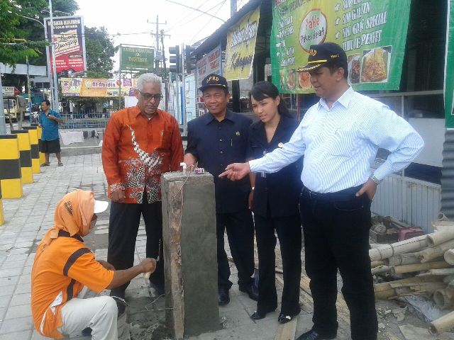 Komisi II DPRD Solo mengecek pengerjaan penataan Koridor Adi Seomarmo, Banyuanyar, Banjarsari, Kamis (22/12/2016). (JIBI/Solopos/Istimewa)