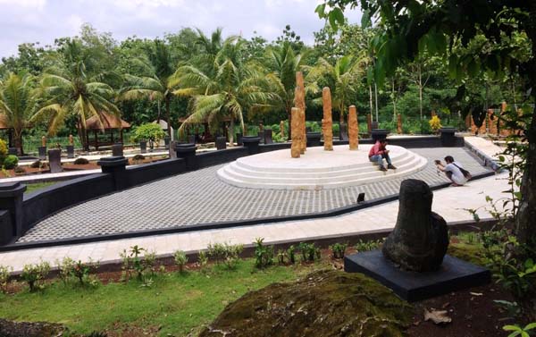 Dua orang sedang melakukan aktivitas foto di area dalam Situs Sokoliman. foto diambil beberpa waktu lalu. (David Kurniawan/JIBI/Harian Jogja)