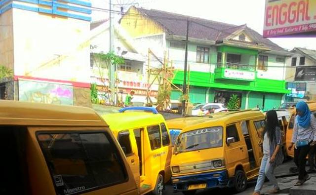 Sopir angkot memarkir angkotnya di badan jalan, Sabtu (17/12/2016) pagi, sebagai aksi protes terhadap sistem satu arah yang diterapkan di Jl. Pemuda dan Jl. Brigjen Sudiarto, Kecamatan Ambarawa, Kabupaten Semarang, Jateng. (Facebook.com-Margono Sbm)