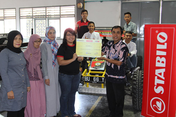 Penyerahan hadiah STABILO® Youth Entrepreneurship Competition 2016. (Foto istimewa/dokumen)