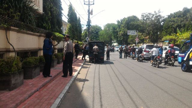 Tim Polda Jateng mengecek mobil pikap yang diparkir di samping Gereja St. Petrus Gendengan, Solo, Jumat (23/12/2016). (Muhammad Ismail/JIBI/Solopos)