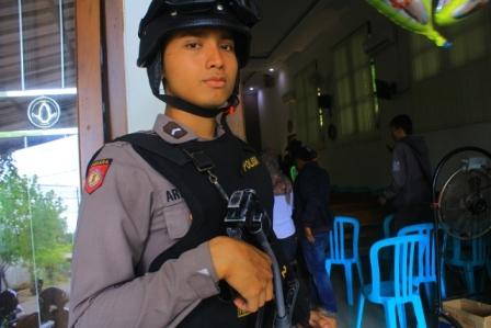Anggota Satuan Sabhara Polres Ponorogo berjaga di luar GPDI Eben Haezer di Jl. Raden Saleh, Ponorogo, yang sedang disterilkan, Kamis (22/12/2016) sore. (Abdul Jalil/JIBI/Madiunpos.com)