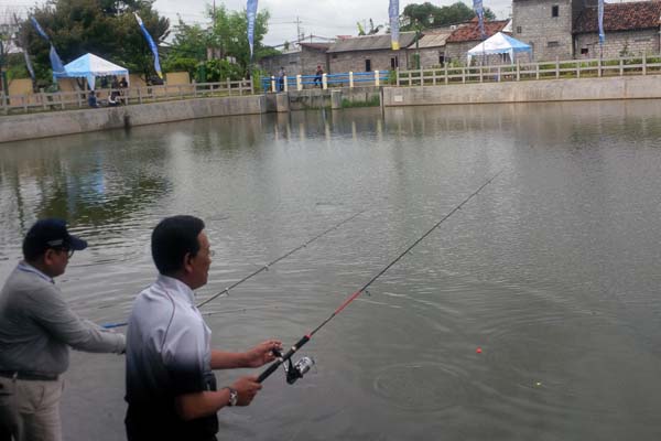 Gubernur DIY, Sri Sultan Hamengku Buwono X mancing bersama warga di Embung Langensari, Gondokusuman, Jogja, Jumat (23/12/2016) pagi. (Ujang Hasanudin/JIBI/Harian Jogja)