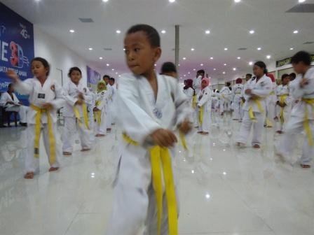 Para peserta menunjukkan keahlian taekwondo saat ujian kenaikan tingkat Taekwondo Mahameru Sukoharjo di Sentra Niaga Solo Baru Sukoharjo, Minggu (18/12/2016). Total ada 1.500 peserta yang mengikuti ujian tersebut. (JIBI/Solopos/Istimewa)
