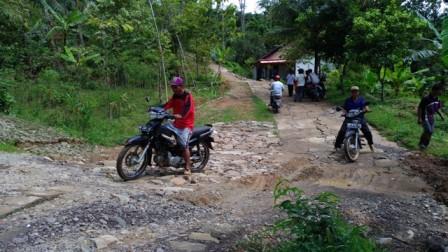 Pengguna jalan melintas di jalan Dusun Plosorejo, Desa Plosorejo, Kecamatan Kerjo, Karanganyar, yang mengalami pergerakan tanah sejak awal Desember 2016. Foto diambil pekan lalu. (Kurniawan/JIBI/Solopos)