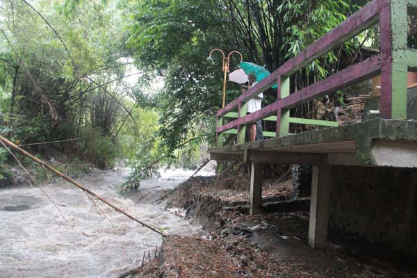 Rumah milik Dukuh Kembangsongo, Anom Suroto terancam banjir Kali Code. (Arief Junianto/JIBI/Harian Jogja)