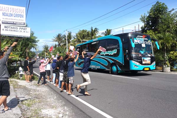 Fenomena bus telolet juga merambah pada sejumlah anak di Kulonprogo. Ruas jalan nasional yang ramai dilalui bus AKAP jadi lokasi strategis bagi anak-anak ini, Kamis (22/12/2016). (Sekar Langit Nariswari/JIBI/Harian Jogja)