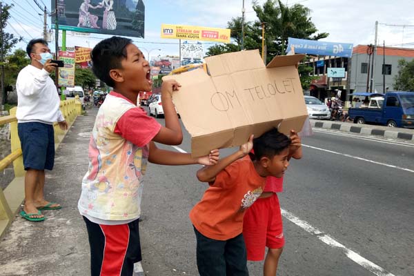 Sejumlah anak berdiri berjajar di pinggiran Jl. Jogja-Solo Km 9, Sleman untuk berburu telolet. (Mayang Nova Lestari/JIBI/Harian Jogja)