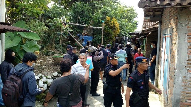 Tim Densus 88 Antiteror menggeledah rumah terduga teroris di Kampung Sewu RT 001/RW 007, Sewu, Jebres, Solo, Minggu (18/12/2016). (Muhammad Ismail/JIBI/Solopos)