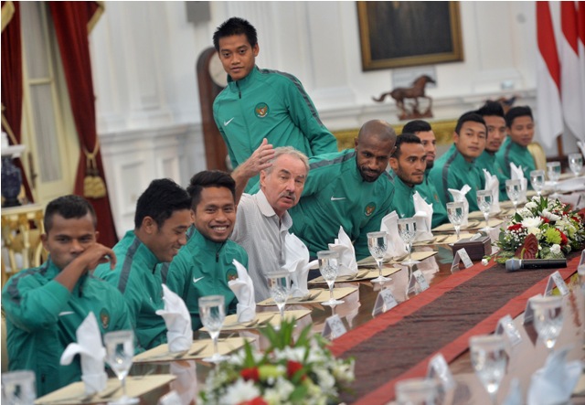 Pelatih Tim Nasional Indonesia di Piala AFF Alfred Riedl (keempat kiri) bersama Kapten Timnas Boaz Salossa (keenam kanan) dan para pemain bertemu Presiden Joko Widodo (Jokowi) di Istana Merdeka, Jakarta, Senin (19/12/2016).(JIBI/Solopos/Antara/Yudhi Mahatma)