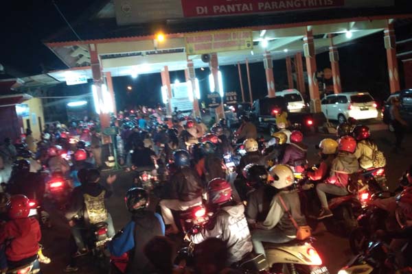 Suasana TPR Pantai Parangtritis pada Sabtu (31/12/2016) malam. (Arief Junianto/JIBI/Harian Jogja)