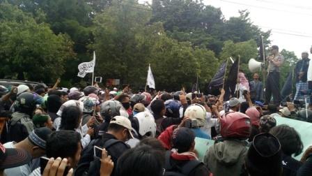 Kapolresta Solo, Kombes Pol Ahmad Luthfi, menemui ratusan peserta aksi damai menuntut pembebasan delapan anggota LUIS, Jumat (23/12/2016). (Muhammad Ismail/JIBI/Solopos)