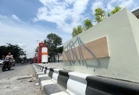 Coretan aksi vandalisme terlihat pada pot tanaman hias di jalur pedestrian Jl. Letjen Sutoyo, Ngemplak, Solo, Jumat (23/12/2016). (Nicolous Irawan/JIBI/Solopos)