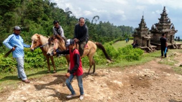 Wisatawan menunggangi kuda di jalan setapak penghubung candi di situs Candi Gedongsongo, Bandungan, Kabupaten Semarang, Jateng, Kamis (29/12/2016). (JIBI/Solopos/Antara/Aji Styawan)