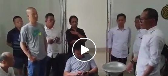 Hanif Dhakiri tampak marah-marah ke sejumlah tenaga kerja. (Istimewa/Facebook)