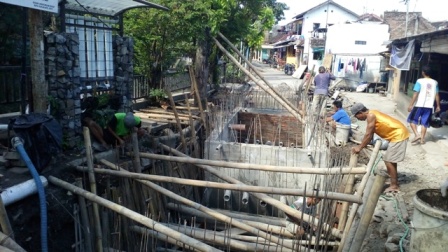 Warga Kampung Kandang Doro, Kestalan, Banjarsari, bergotong royong membangun IPAL komunal, Selasa (10/1/2017). (Muhammad Ismail/JIBI/Solopos)