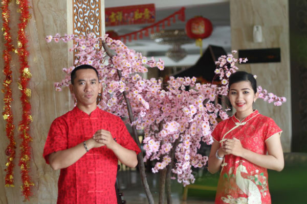Karyawan Hotel Prima In Malioboro Hotel mengenakan pakaian Tionghoa dalam rangka menyambut perayaan Tahun Baru Imlek. (IST/Hotel Prima In)