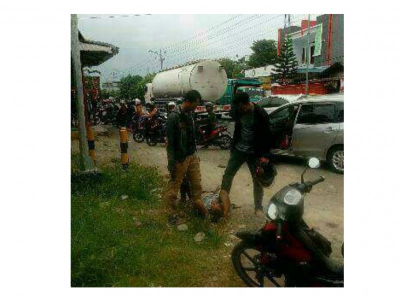 Petugas menangkap orang diduga bandar narkoba di Sragen (Facebook)