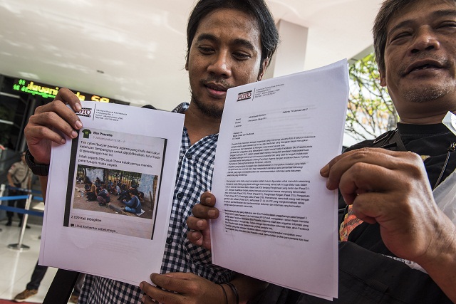 Ketua Pewarta Foto Indonesia (PFI) Lucky Pransiska (kiri) bersama DIvisi Advokasi Robinsar Opak (kanan) menunjukkan barang bukti pencemaran nama baik profesi Pewarta Foto di Polda Metro Jaya, Jakarta, Rabu (11/1/2016). (JIBI/Solopos/Antara/M Agung Rajasa)