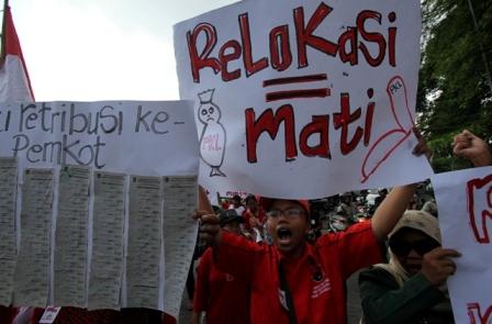 Paguyuban Pedagang Kaki Lima (PKL) Jl. Kolonel Sutarto berunjuk rasa sekaligus long march dari Gladag menuju Balai Kota (Balkot), Solo, Rabu (11/1/2017). (M. Ferri Setiawan/JIBI/Solopos)