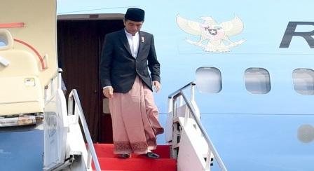 Presiden Jokowi bersarung (Antara)