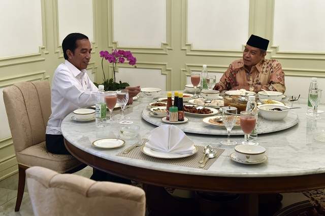 Presiden Joko WIdodo (kiri) makan siang bersama Ketua Umum PBNU Said Aqil Siradj di Istana Merdeka, Jakarta, Rabu (11/1/2016). Pertemuan tersebut diantaranya membahas fenomena Islam radikal. (JIBI/Solopos/Antara/Puspa Perwitasari)