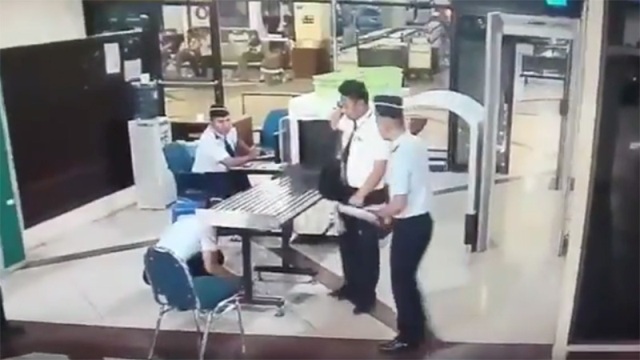 Rekaman kamera CCTV pilot diduga mabuk. (Youtube)