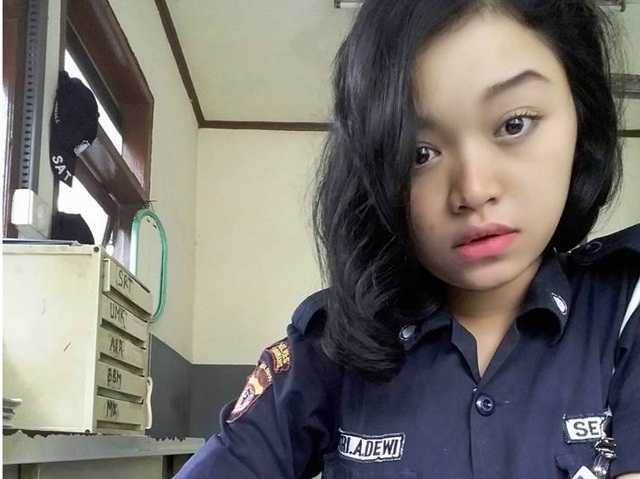 Tantri petugas satpam cantik bersuara emas (Facebook)