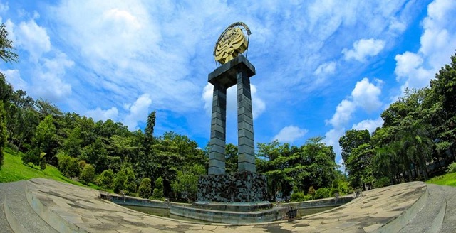 Tugu di kampus Universitas Negeri Semarang (Unnes), Gunungpati, Semarang. (Facebook.com)
