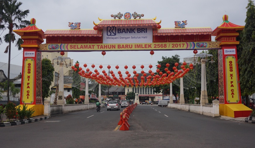 Deretan lampion yang sudah terpasang di kompleks Pasar Gede, Selasa (10/1/2016). (Mariyana Ricky P.D./JIBI/Solopos)